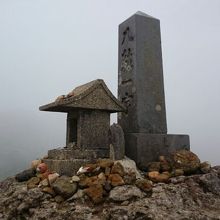山頂の横の4岩の祠