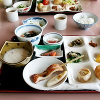 夕食・朝食の和食ビュッフェに地元料理あり、お得感あります