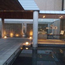 エントランス・噴水つきの堀のなかを進む