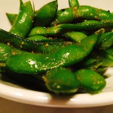 ごま油がかかった枝豆。シェラトンもこの味の枝豆でした