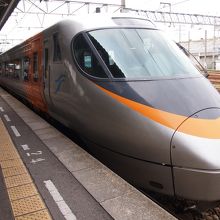 色々な特急が止まります