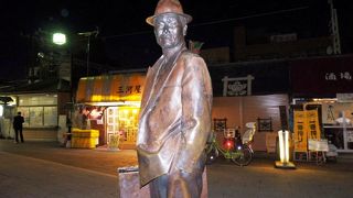 柴又駅（しばまたえき）駅前の渥美清が演じた「フーテンの寅」（車寅次郎）の銅像