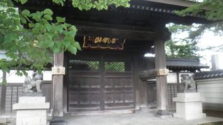 夏らしい風情の山門