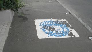 歩道のペンキが剥げかかっている