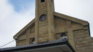 黄色と赤のツートンカラーが特徴的です