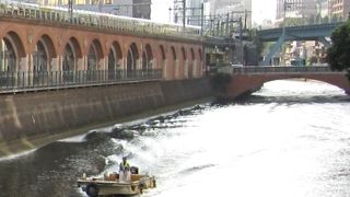 徳川綱吉が湯島聖堂を建設した際、孔子生誕地である魯国の昌平郷にちなんで、「昌平橋」と命名されました。