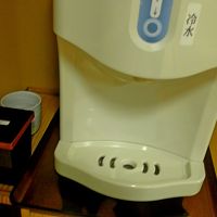 冷や水と梅干が用意されている