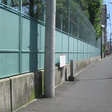 鹿児島中央高校外壁フェンス沿いに、ひっそりと建てられています