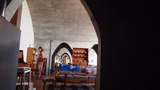 おしゃれな雑貨や家具が並んでます