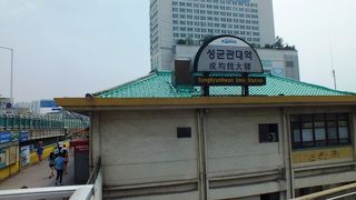 鉄道写真撮影のスポット。大学が近い。