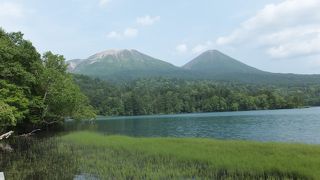 湖水の美しさ、山に映え。