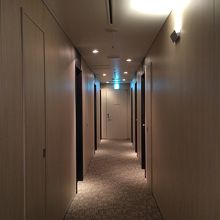 廊下の両側に個室が並びます