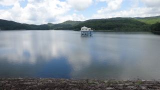 巨大なロックフィルダム