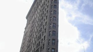 ＝フラットアイアンビル＝　当時は高いビルだった