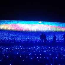 わかりづらいですが、季節の移り変わりを映したスクリーン