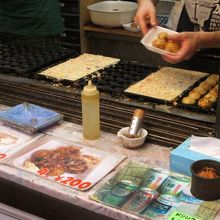 たこ焼を焼いてます。