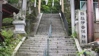石段街を見下ろせる伊香保神社
