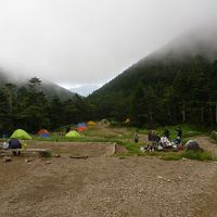 小屋前のテント場