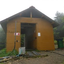 ちょっと離れた所にあるトイレ棟