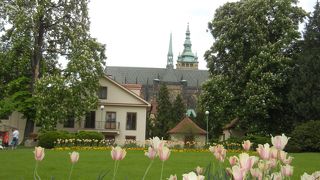 プラハ城に行くにはトラム２２番で！