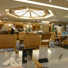 中央のビュッフェコーナー