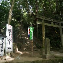 ここから階段を上っていきます