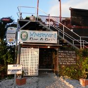 クック諸島、ラロトンガのアバルアの街にあるレストラン＆バー　夕陽を見るのに最適です。