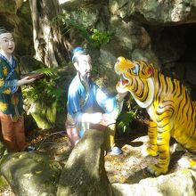 石で出来た置物が多数ありました