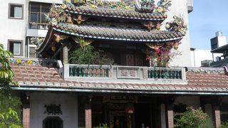 地元の人達が参拝しています