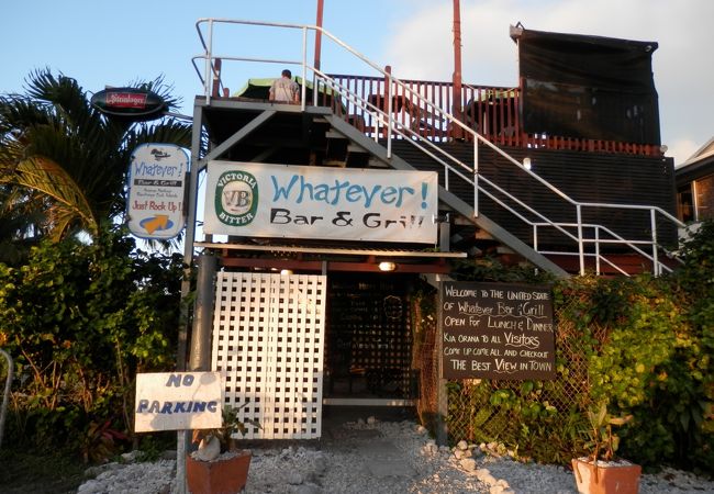 クック諸島、ラロトンガのアバルアの街にあるレストラン＆バー　夕陽を見るのに最適です。