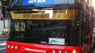 360度のパノラマビューを楽しめる観光バス