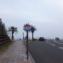 峠の手前がバス停です。