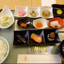 ここホテルの朝食は洋食ビュッフェか、この和食を選べます。