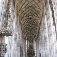 天井が高く明るい