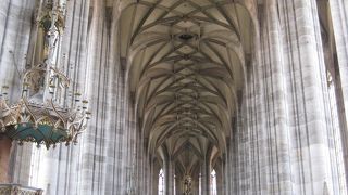 とても明るく天井の高い造り