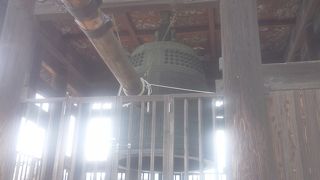 大きな鐘のある小さな寺