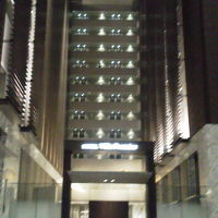 下のドアを抜けるとフロント・ロビーへ。