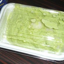 持ち帰りのづんだ餅。餅は、3つ入っています。