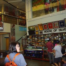 市場内はお土産でいっぱい