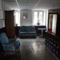 アンティークと言うか古い家具が良い味出してます