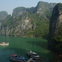 洞窟の最高部から湾を眺める