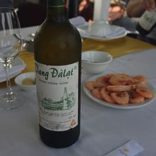 船内でベトナム産ワインとシーフードをいただく