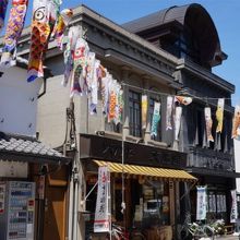 5月でこいのぼりが飾られている