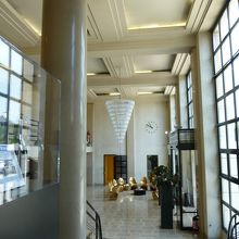 ショップ前のロビー　シャンパングラスのシャンデリア