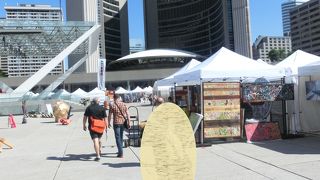 新旧二つの建物が見られる市庁舎。