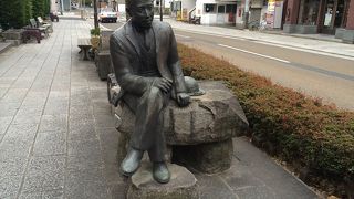 宮沢賢治ゆかりの６つのモニュメントが並びます