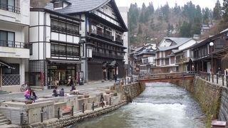 大正ロマンを感じさせる街並の中でちょっと熱めの足湯に浸かる