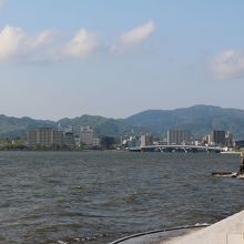 松江大橋を望んで