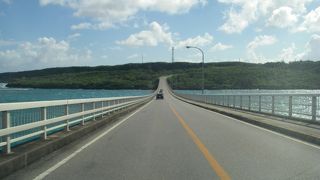 来間島に渡る海中道路です