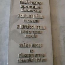 2002年の開館を表すプレート